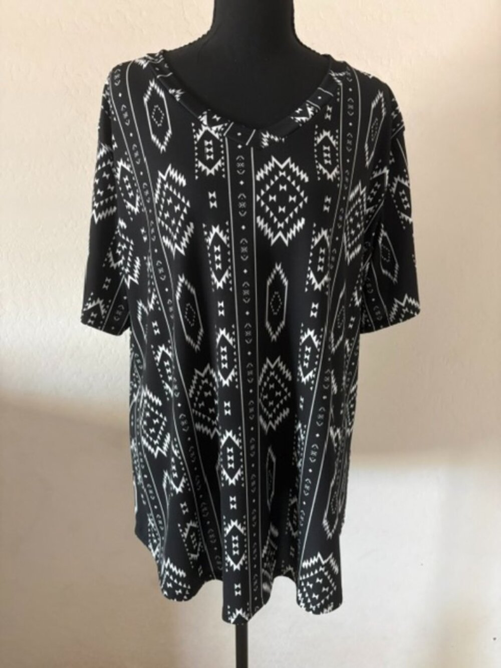 Lucky & Blessed XL Black White Aztec Print V-Neck Top NWT